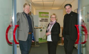 LIGA-Geschäftsführer Tino Grübel, LIGA-Vorsitzende Katja Glybowskaja und stellvertretender Vorsitzender Stefan Werner halten die Türen der LIGA-Geschäftsstelle einladend offen.