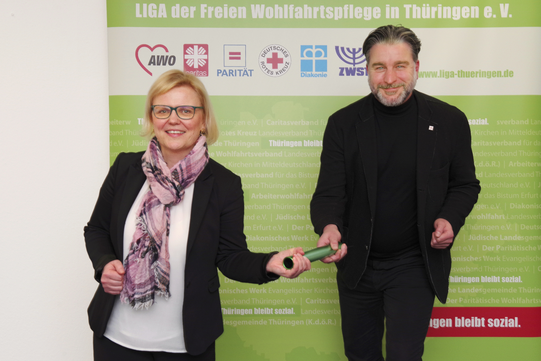 Stefan Werner übergibt Katja Glybowkaja den LIGA Staffelstab