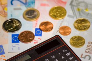 Taschenrechner, Hartgeld und Geldscheine