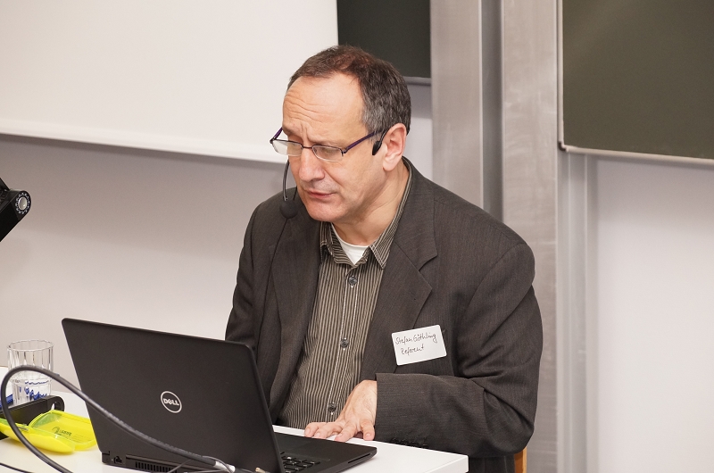 Stefan Göthling von „Mensch zuerst / People First“ hält einen Vortrag beim ersten Infotag mit Menschen mit Beeinträchtigung
